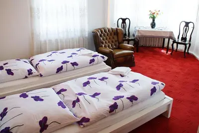 Ein Bett oder Betten in einem Zimmer der Unterkunft Pension De Lux Königsbrunn