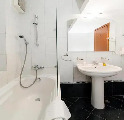 Ein Badezimmer in der Unterkunft Pension De Lux Königsbrunn
