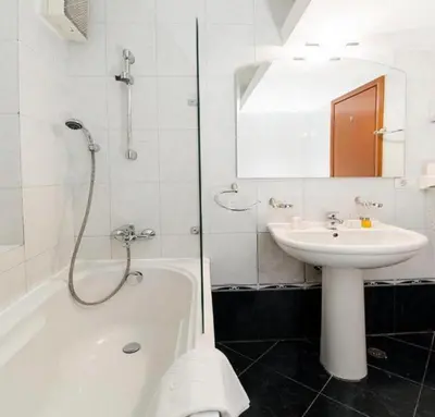 Ein Badezimmer in der Unterkunft Pension De Lux Königsbrunn