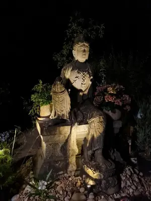 Ein Garten an der Unterkunft Seminarhaus Arya Maitreya