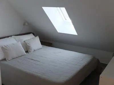 Ein Bett oder Betten in einem Zimmer der Unterkunft Dachgeschosswohnung Seeblick