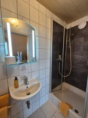 Ein Badezimmer in der Unterkunft Pension Wolkenstein