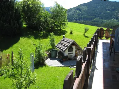 Ein allgemeiner Bergblick oder ein Berglick von des Privatzimmers aus