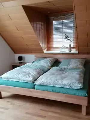Ein Bett oder Betten in einem Zimmer der Unterkunft Ferienwohnung Dorfzauber