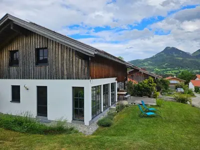 Ein allgemeiner Bergblick oder ein Berglick von des Ferienhauses aus