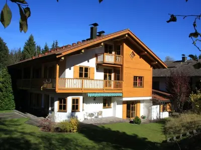 Das Gebäude in dem sich das Ferienhaus befindet