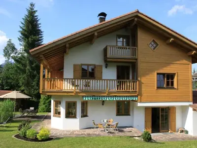 Das Gebäude in dem sich das Ferienhaus befindet