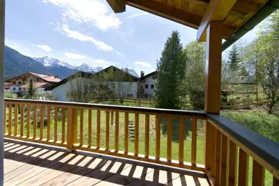Ein allgemeiner Bergblick oder ein Berglick von des Ferienhauses aus