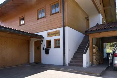 Das Gebäude in dem sich das Ferienhaus befindet