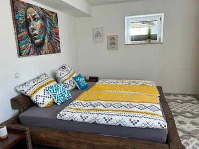 Ein Bett oder Betten in einem Zimmer der Unterkunft Stilvolle, große Ferienwohnung in der Hallertau, Nähe Pfaffenhofen & Scheyern