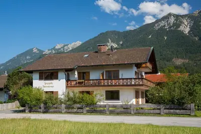 Ein allgemeiner Bergblick oder ein Berglick von der Ferienwohnung aus