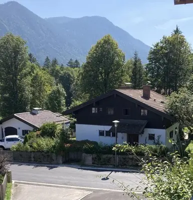 Ein allgemeiner Bergblick oder ein Berglick von des Privatzimmers aus