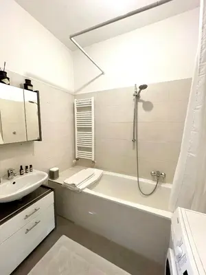 Ein Badezimmer in der Unterkunft New furnished, exclusive large flat in City Center, 30min to Airport