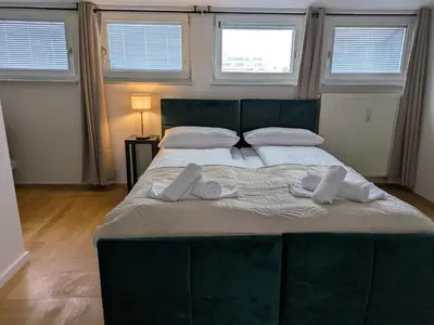 Ein Bett oder Betten in einem Zimmer der Unterkunft Munich Large Apartment 145 qm and 5 Bedrooms with Roof Terrace in centrally located 1 to 14 Guests