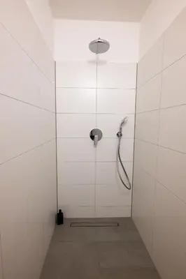 Ein Badezimmer in der Unterkunft Munich Large Apartment 145 qm and 5 Bedrooms with Roof Terrace in centrally located 1 to 14 Guests