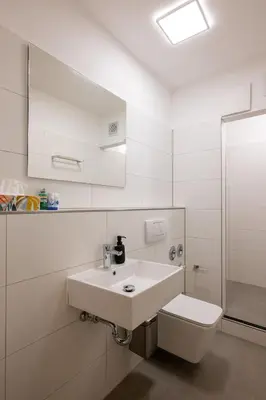 Ein Badezimmer in der Unterkunft Munich Large Apartment 145 qm and 5 Bedrooms with Roof Terrace in centrally located 1 to 14 Guests