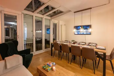 TV/Unterhaltungsangebot in der Unterkunft Munich Large Apartment 145 qm and 5 Bedrooms with Roof Terrace in centrally located 1 to 14 Guests