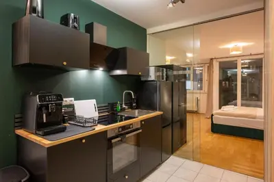 Küche/Küchenzeile in der Unterkunft Munich Large Apartment 145 qm and 5 Bedrooms with Roof Terrace in centrally located 1 to 14 Guests