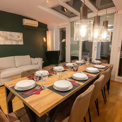 Munich Large Apartment 145 qm and 5 Bedrooms with Roof Terrace in centrally located 1 to 14 Guests
