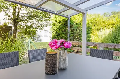 Ein Garten an der Unterkunft 3 Zimmer EG Wohnung in Stephanskirchen