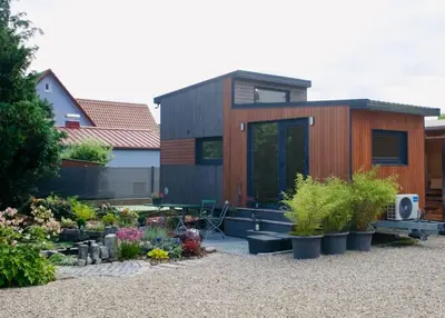 Ein Garten an der Unterkunft Luxuriöses Tiny House