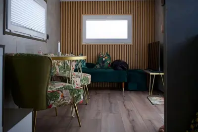 Ein Sitzbereich in der Unterkunft Luxuriöses Tiny House