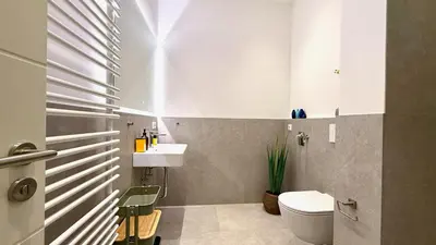 Ein Badezimmer in der Unterkunft BeckHomes Munich- Large 210 sqm Central Apartment- 7 BR, 6Baths, 3 Kitchens, Up to 18 Guests