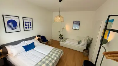 Ein Bett oder Betten in einem Zimmer der Unterkunft BeckHomes Munich- Large 210 sqm Central Apartment- 7 BR, 6Baths, 3 Kitchens, Up to 18 Guests