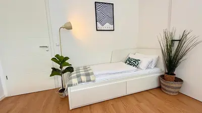 Ein Bett oder Betten in einem Zimmer der Unterkunft BeckHomes Munich- Large 210 sqm Central Apartment- 7 BR, 6Baths, 3 Kitchens, Up to 18 Guests