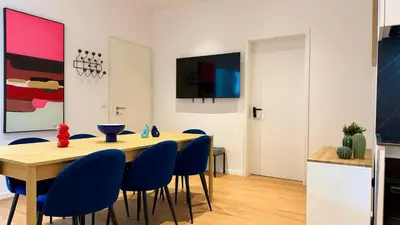 Küche/Küchenzeile in der Unterkunft BeckHomes Munich- Large 210 sqm Central Apartment- 7 BR, 6Baths, 3 Kitchens, Up to 18 Guests