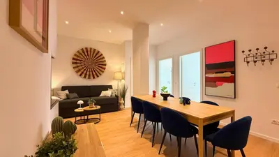 Ein Sitzbereich in der Unterkunft BeckHomes Munich- Large 210 sqm Central Apartment- 7 BR, 6Baths, 3 Kitchens, Up to 18 Guests
