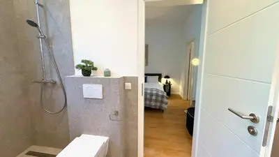 Ein Badezimmer in der Unterkunft BeckHomes Munich- Large 210 sqm Central Apartment- 7 BR, 6Baths, 3 Kitchens, Up to 18 Guests