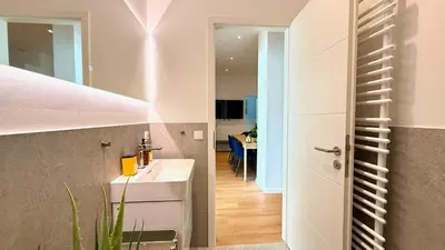 TV/Unterhaltungsangebot in der Unterkunft BeckHomes Munich- Large 210 sqm Central Apartment- 7 BR, 6Baths, 3 Kitchens, Up to 18 Guests