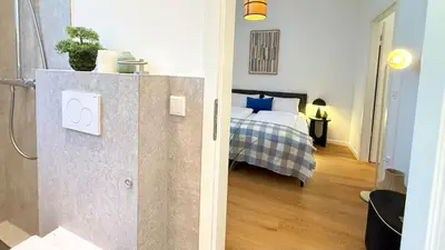 Ein Bett oder Betten in einem Zimmer der Unterkunft BeckHomes Munich- Large 210 sqm Central Apartment- 7 BR, 6Baths, 3 Kitchens, Up to 18 Guests