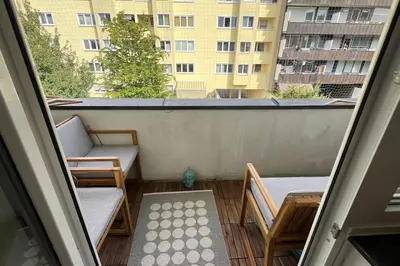 Ein Balkon oder eine Terrasse in der Unterkunft 2 BR- New, cozy apartment for 5 people