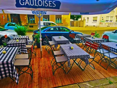 Ein Restaurant oder anderes Speiselokal in der Unterkunft 2 Zimmer Wohnung an der Isar