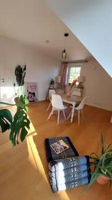 Ein Sitzbereich in der Unterkunft Landidylle im Münchner Umland