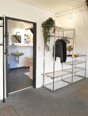 Ein Bett oder Betten in einem Zimmer der Unterkunft Modern eingerichtetes Zimmer