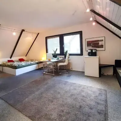 Modern eingerichtetes Zimmer