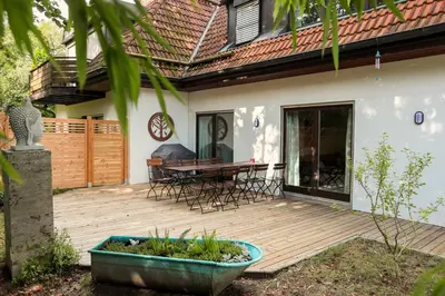 Ein Garten an der Unterkunft 10 min subway U-Bahn to Marienplatz 130 m2 - 4BR - 2Bath