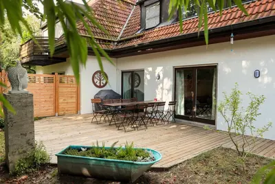 Ein Garten an der Unterkunft 10 min subway U-Bahn to Marienplatz 130 m2 - 4BR - 2Bath