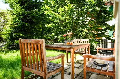Ein Garten an der Unterkunft Alpenkönig I