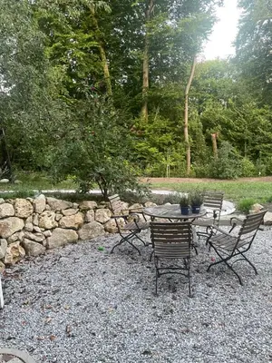 Ein Garten an der Unterkunft Wohnung mit Terrasse am Waldrand