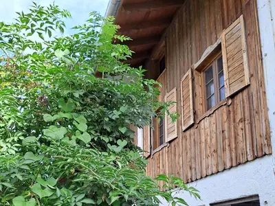 Das Gebäude in dem sich der Bauernhof befindet