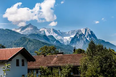 Ein allgemeiner Bergblick oder ein Berglick von der Ferienwohnung aus