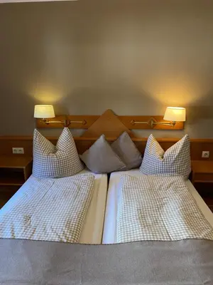 Ein Bett oder Betten in einem Zimmer der Unterkunft Gasthof Oberer Wirt Biburg