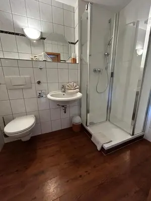 Ein Badezimmer in der Unterkunft Gasthof Oberer Wirt Biburg