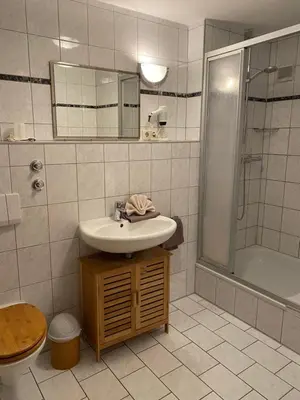 Ein Badezimmer in der Unterkunft Gasthof Oberer Wirt Biburg
