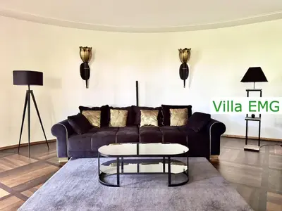 Ein Sitzbereich in der Unterkunft Luxus Ferienhaus Villa EMG München in Moosburg mit Pool, SPA, Kamin, Wald, See für Familien Gruppen bis 24 Personen