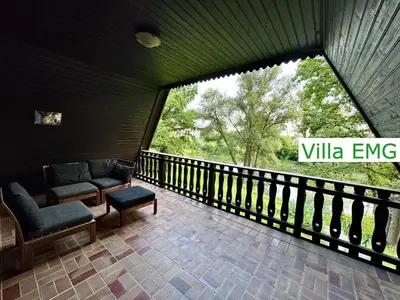 Ein Balkon oder eine Terrasse in der Unterkunft Luxus Ferienhaus Villa EMG München in Moosburg mit Pool, SPA, Kamin, Wald, See für Familien Gruppen bis 24 Personen